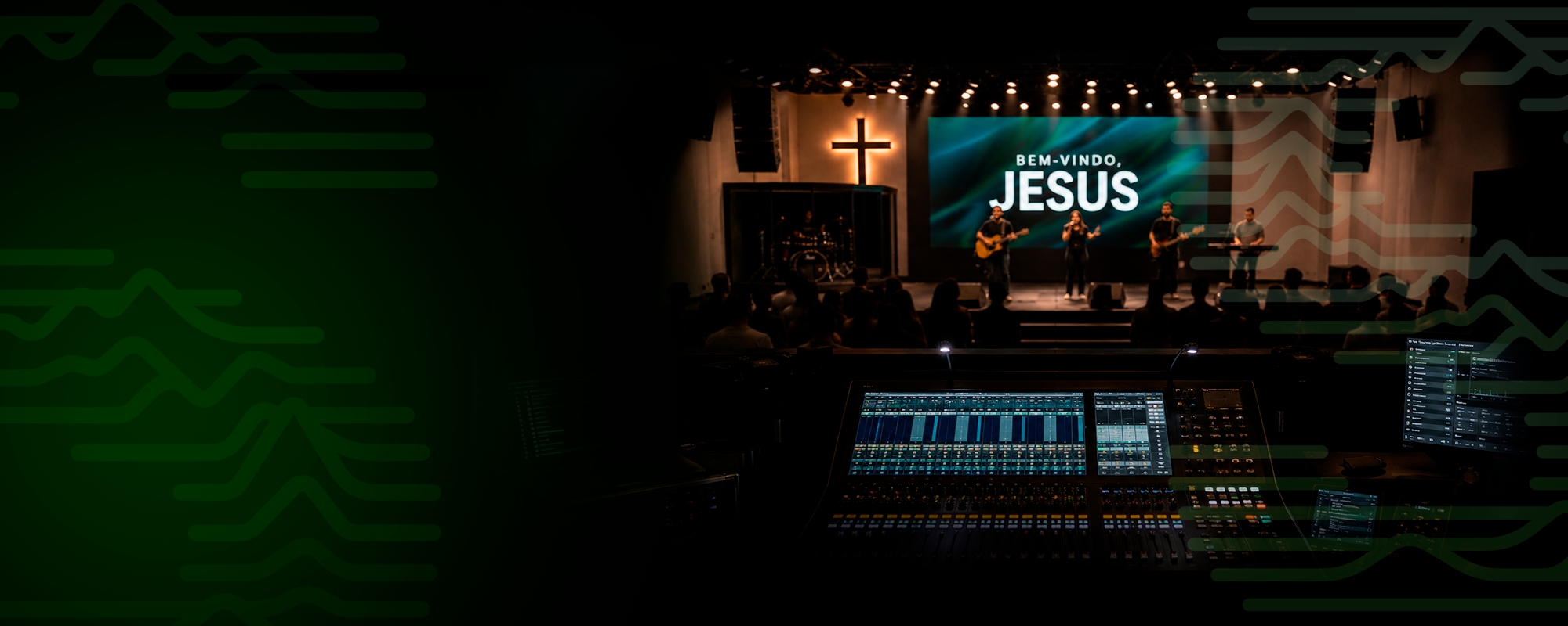 Culto com equipe técnica de áudio operando a mesa de som